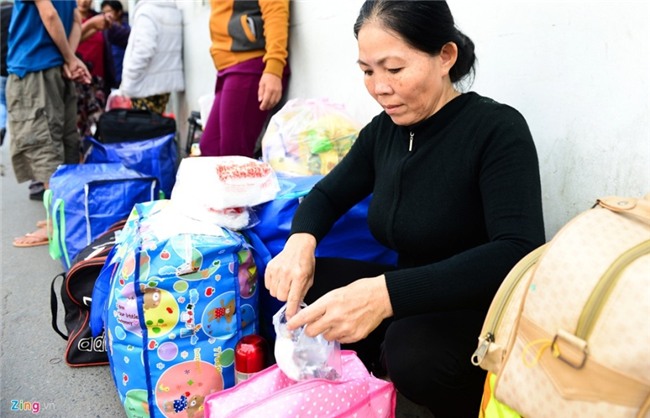 Benh nhan deo ong tro tho len xe 0 dong ve que an Tet hinh anh 5