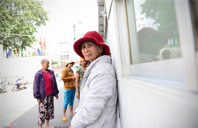 Benh nhan deo ong tro tho len xe 0 dong ve que an Tet hinh anh 6