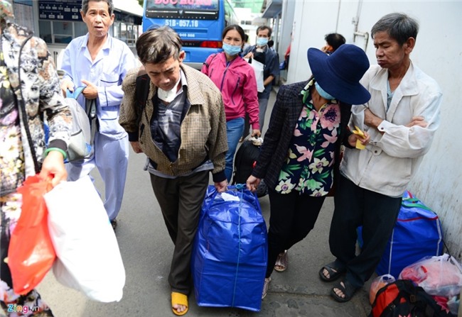 Benh nhan deo ong tro tho len xe 0 dong ve que an Tet hinh anh 9