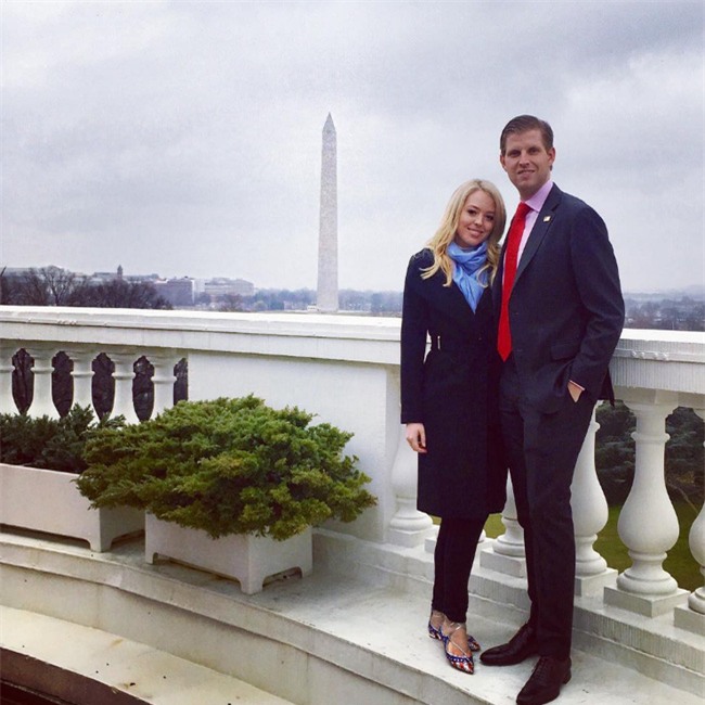 Con cháu Tổng thống Donald Trump khoe ảnh lần đầu tiên ở Nhà Trắng - Ảnh 1.