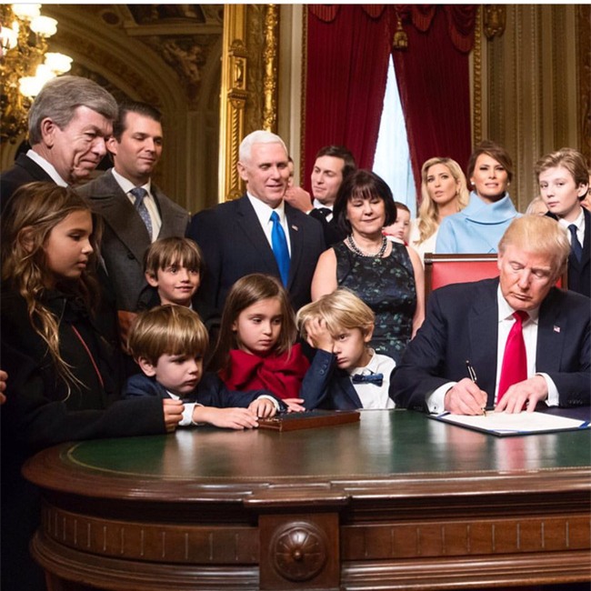 Con cháu Tổng thống Donald Trump khoe ảnh lần đầu tiên ở Nhà Trắng - Ảnh 7.