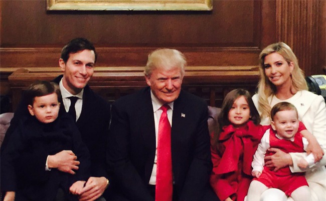 Con cháu Tổng thống Donald Trump khoe ảnh lần đầu tiên ở Nhà Trắng - Ảnh 11.