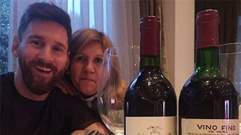 Messi mua chai rượu 12 triệu VNĐ mừng sinh nhật mẹ