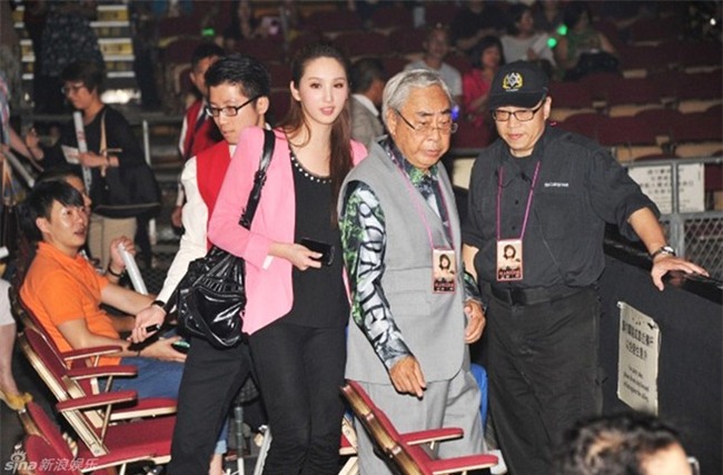 Giai nhan 29 tuoi cua Trung Quoc bi dai gia 80 tuoi bo roi hinh anh 2