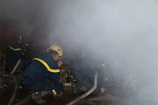 Lực lượng Cảnh sát PCCC tham gia dập lửa