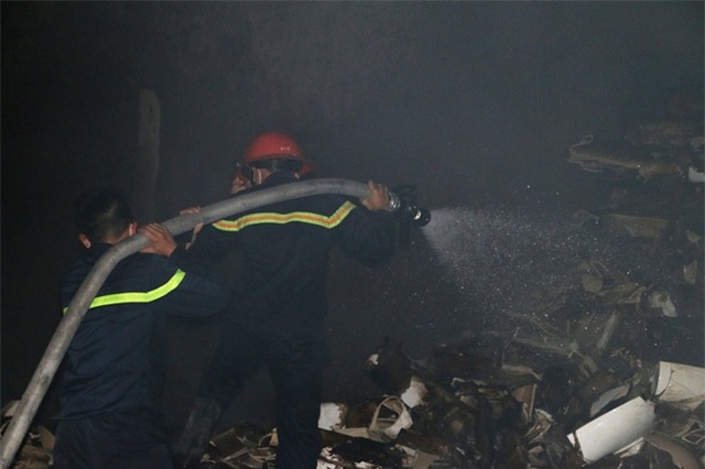 Do cháy vào ban đêm, khói nhiều nên công tác chữa cháy gặp nhiều khó khăn