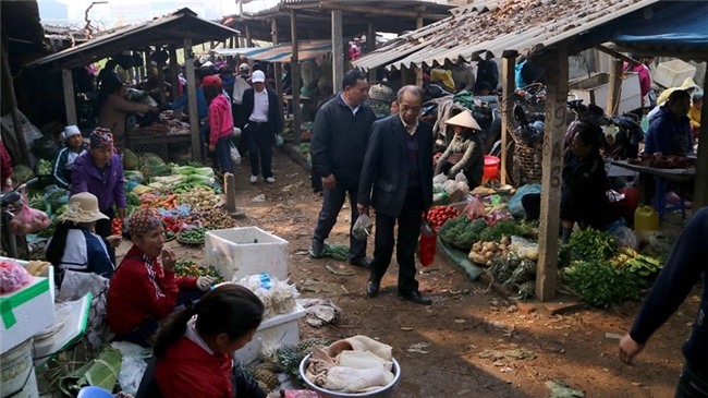 Lạ lùng phiên chợ cuối năm ở thủ đô chỉ dành cho quý ông