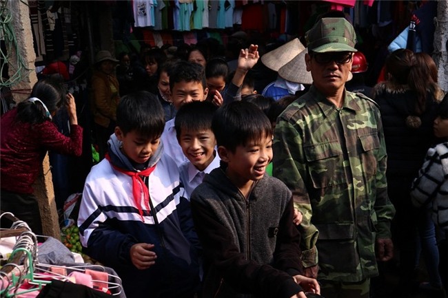 Lạ lùng phiên chợ cuối năm ở thủ đô chỉ dành cho quý ông