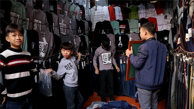 Lạ lùng phiên chợ cuối năm ở thủ đô chỉ dành cho quý ông