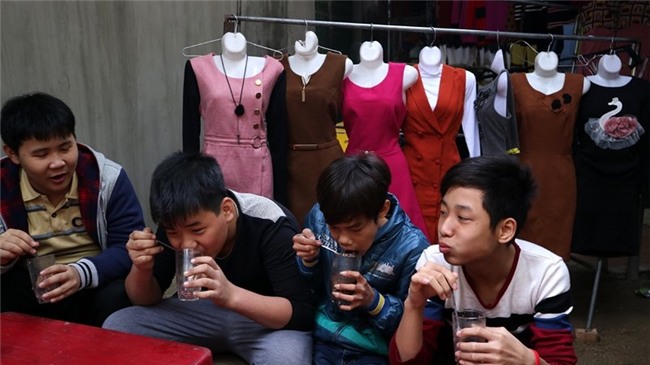 Lạ lùng phiên chợ cuối năm ở thủ đô chỉ dành cho quý ông