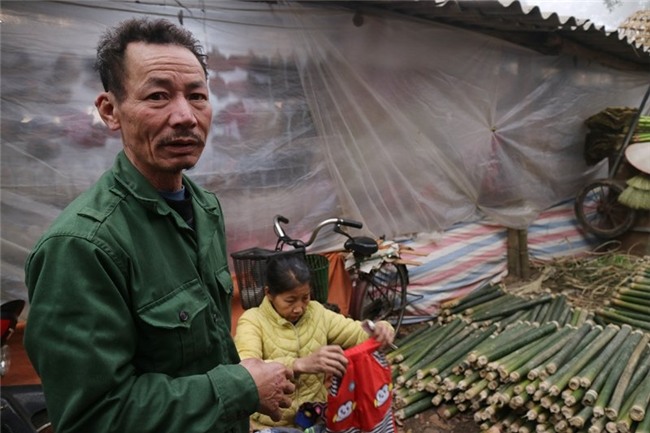 Lạ lùng phiên chợ cuối năm ở thủ đô chỉ dành cho quý ông