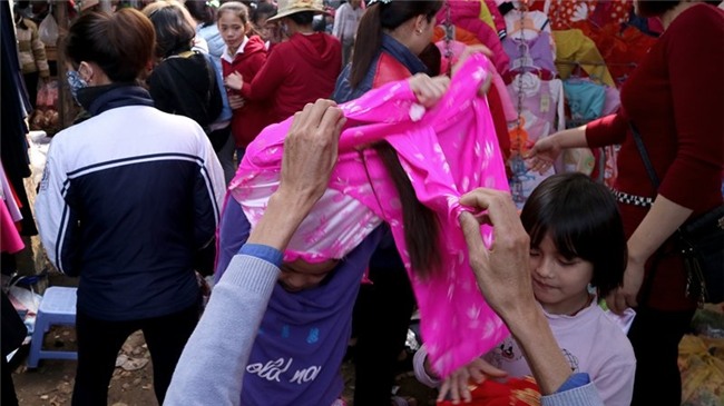 Lạ lùng phiên chợ cuối năm ở thủ đô chỉ dành cho quý ông