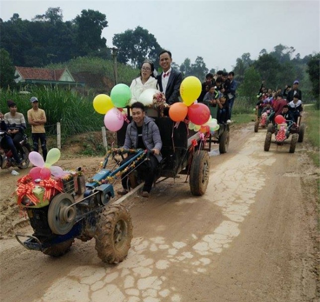 Màn rước dâu bằng xe công nông độc đáo tại Nghệ An - Ảnh 2.