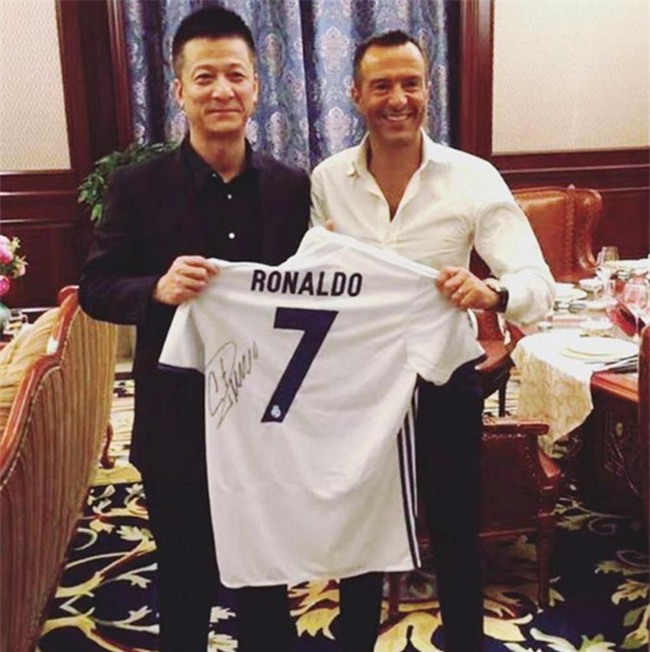 Ronaldo hí hửng khoe danh hiệu do fan Trung Quốc bầu chọn - Ảnh 2.