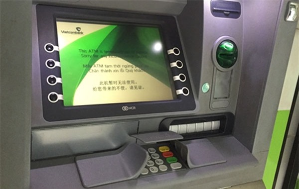 ATM tê liệt, phòng giao dịch quá tải: Vật vã rút tiền tiêu Tết