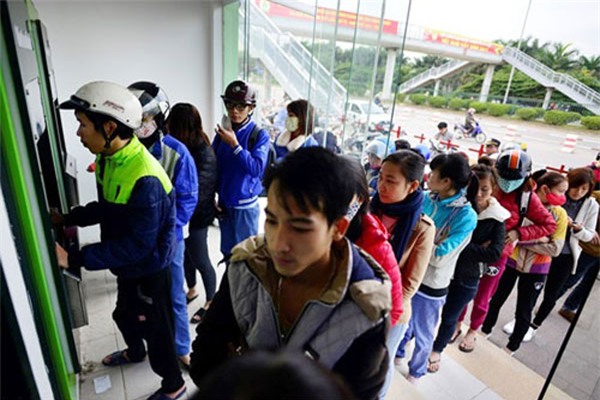 ATM tê liệt, phòng giao dịch quá tải: Vật vã rút tiền tiêu Tết