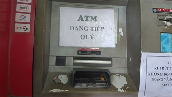 ATM tê liệt, phòng giao dịch quá tải: Vật vã rút tiền tiêu Tết