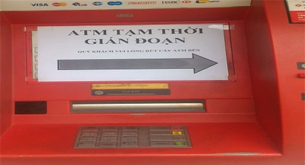 ATM tê liệt, phòng giao dịch quá tải: Vật vã rút tiền tiêu Tết