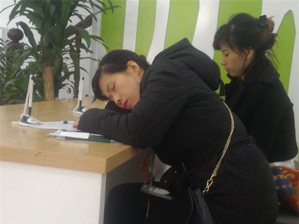 ATM tê liệt, phòng giao dịch quá tải: Vật vã rút tiền tiêu Tết