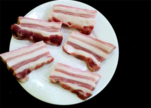 Nên chọn thịt ba chỉ để nhân bánh ngon hơn