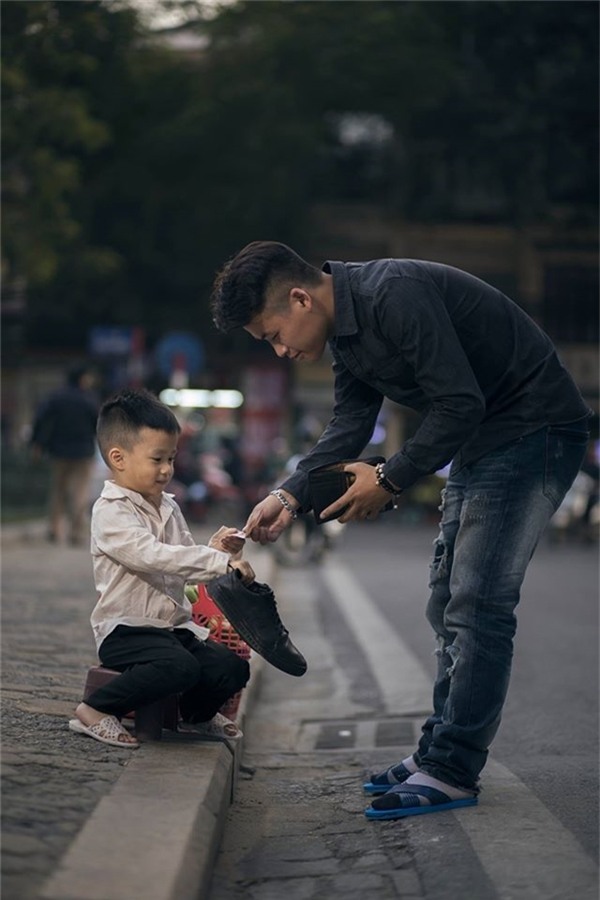Sự thật bất ngờ về cậu bé đánh giày đang gây bão cộng đồng mạng - Ảnh 14.