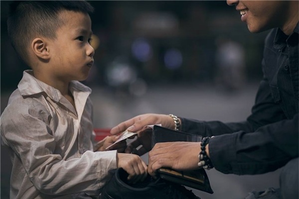 Sự thật bất ngờ về cậu bé đánh giày đang gây bão cộng đồng mạng - Ảnh 16.