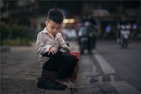 Sự thật bất ngờ về cậu bé đánh giày đang gây bão cộng đồng mạng - Ảnh 3.