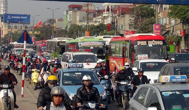 Sau ngày làm việc cuối cùng, người dân đổ ra các tuyến đường về ăn Tết