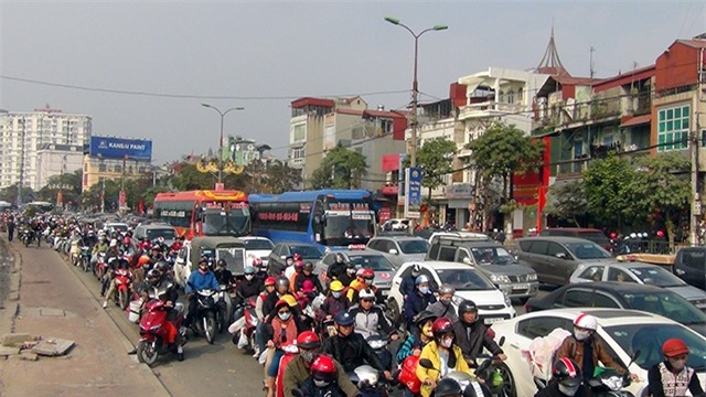 Gần 15h, đường Giải Phóng ùn tắc kéo dài hàng kilomet