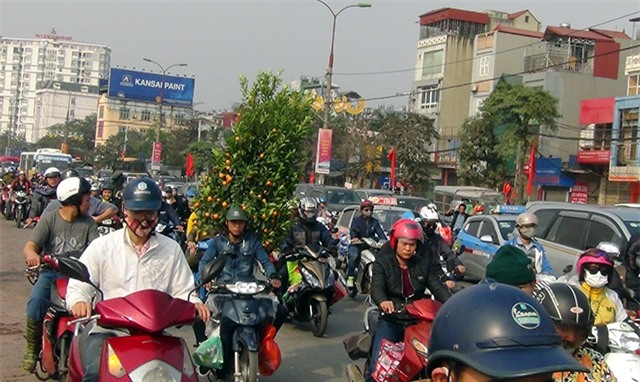 Đường phố nêm cứng ô tô, xe máy