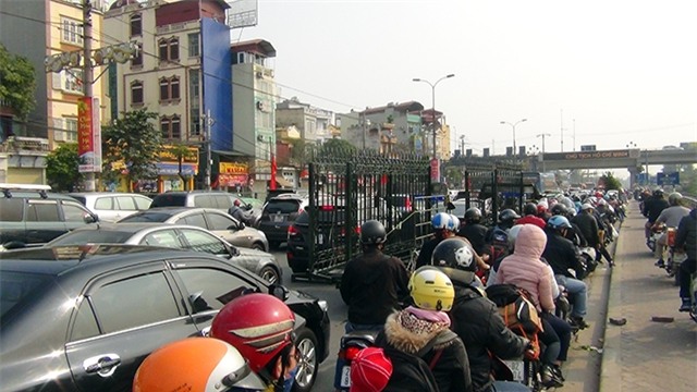 Ùn tắc trên ở đường Giải Phóng lây sang nhiều tuyến đường khác trong khu vực quận Hoàng Mai