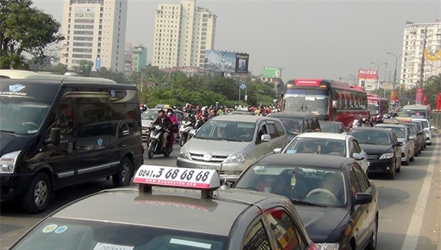 Ô tô nối đuôi nhau trên đường
