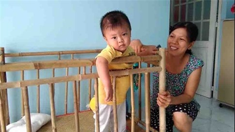 Cậu bé bị dao đâm xuyên sọ lúc 11 ngày tuổi đã đi được để chơi Tết - ảnh 2