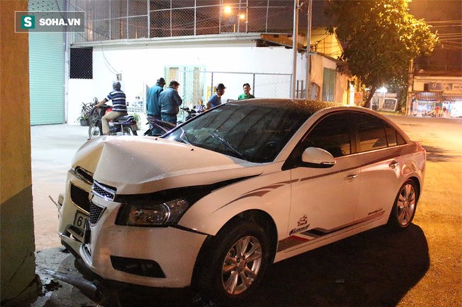 Ông chủ giận vợ lấy xế hộp tông thẳng vào cổng nhà, người làm vứt xe bỏ chạy - Ảnh 1.