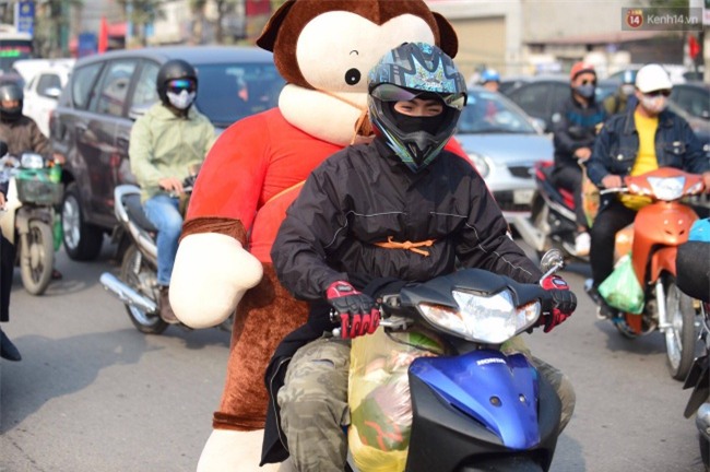 Ngày cuối năm trên đường phố Hà Nội: Nam thanh niên chở gấu về quê ăn Tết - Ảnh 1.