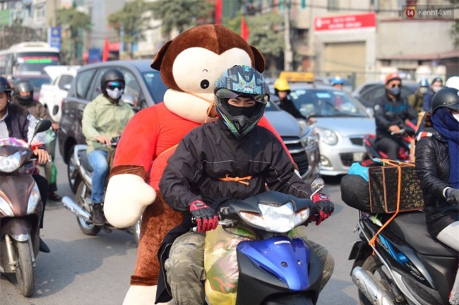 Ngày cuối năm trên đường phố Hà Nội: Nam thanh niên chở gấu về quê ăn Tết - Ảnh 2.
