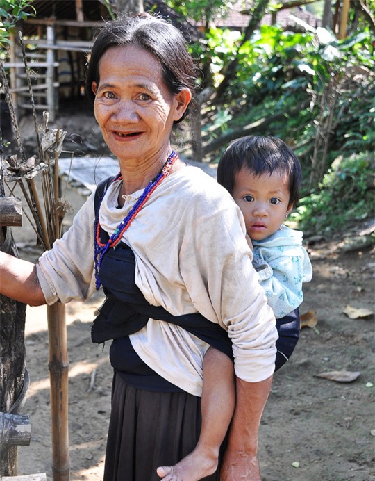 Niềm vui trở lại trên khuôn mặt của người dân vùng bệnh lạ. Ảnh: Tử Trực