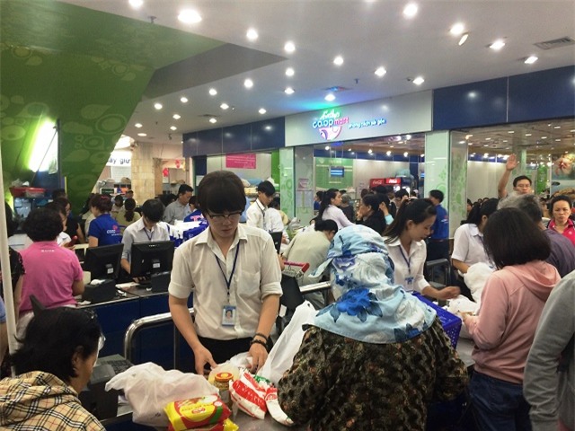 29 tet, nhieu sieu thi “chay hang” hat dua, mut tet… hinh anh 1