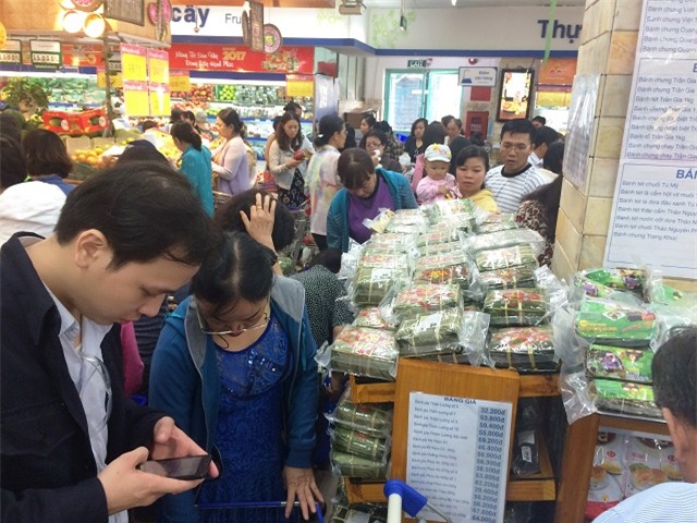 29 tet, nhieu sieu thi “chay hang” hat dua, mut tet… hinh anh 2