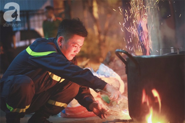 Hình ảnh giản dị của những người lính cứu hỏa bên nồi bánh chưng ngày giáp Tết - Ảnh 12.