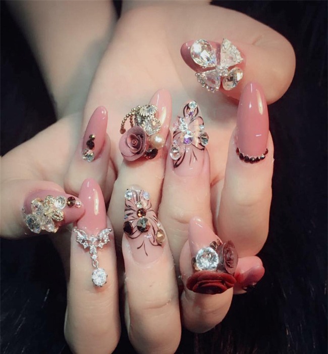 Khoe tóc tai, quần áo xưa rồi! Bây giờ con gái phải khoe móng tay mới đúng mốt! - Ảnh 1.