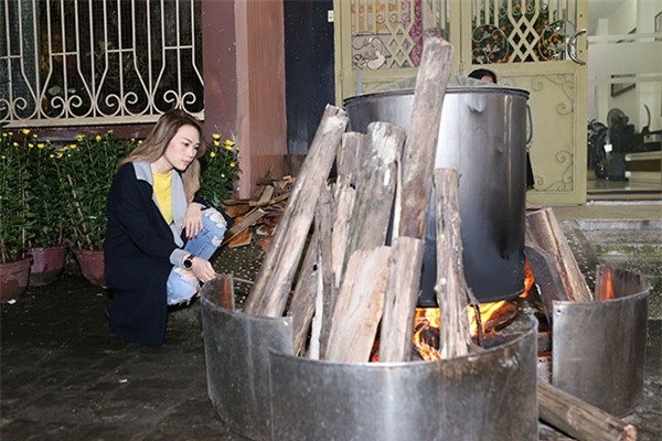 my-tam-thuc-dem-nau-banh-tet-va-lam-mut-ben-gia-dinh