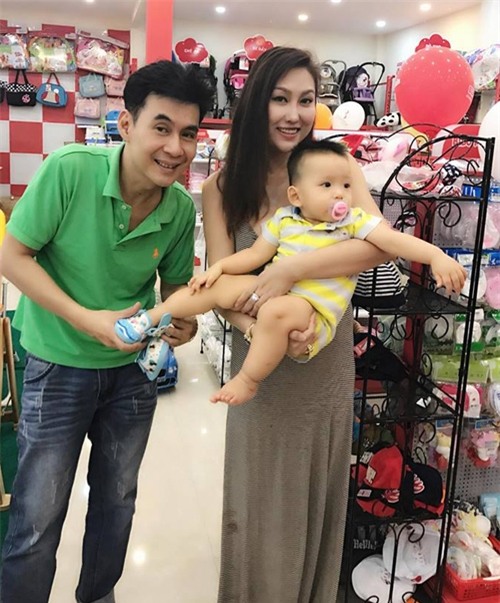 phi-thanh-van-van-mim-cuoi-giua-tam-bao-ly-hon-1