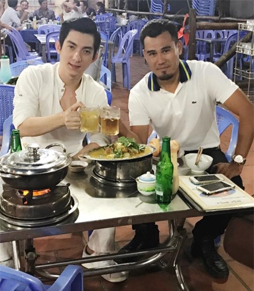 phi-thanh-van-van-mim-cuoi-giua-tam-bao-ly-hon-5