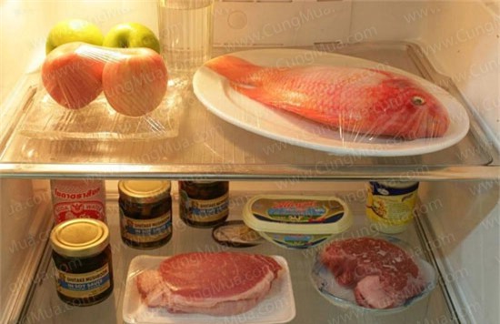 Đồ ăn trong ngày có thể để ngăn mát tủ lạnh nhưng cần bọc kín, xếp thông thoáng để luồng khí được lưu thông tốt hơn.