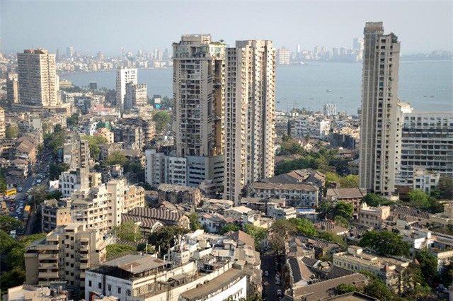 
Tọa lạc trên một bán đảo nhỏ, Mumbai là nơi có những tòa bất động sản đắt đỏ nhất thế giới. Như Quartz lưu ý, tỷ lệ thu nhập hàng tháng của một ngôi nhà tại Mumbai cao nhất trong số các thành phố lớn của Ấn Độ. Và khi đất nước tích lũy được sự giàu có, các nhà phát triển đã phải vật lộn để tìm mạng lưới xây dựng tại các thành phố đông đúc, nơi hàng triệu người vẫn sống trong các khu ổ chuột.
