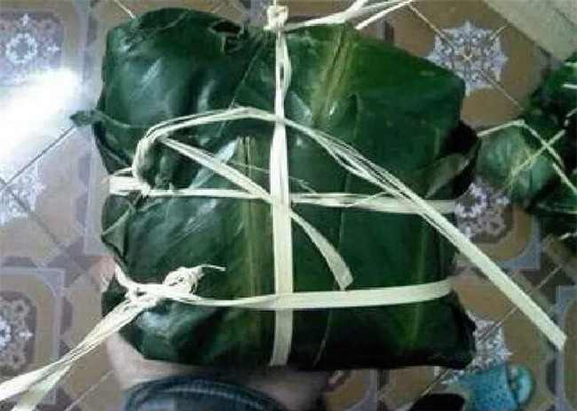 Cười muốn ngất với nồi bánh chưng cháy đến thủng cả nồi của nàng dâu mới - Ảnh 2.