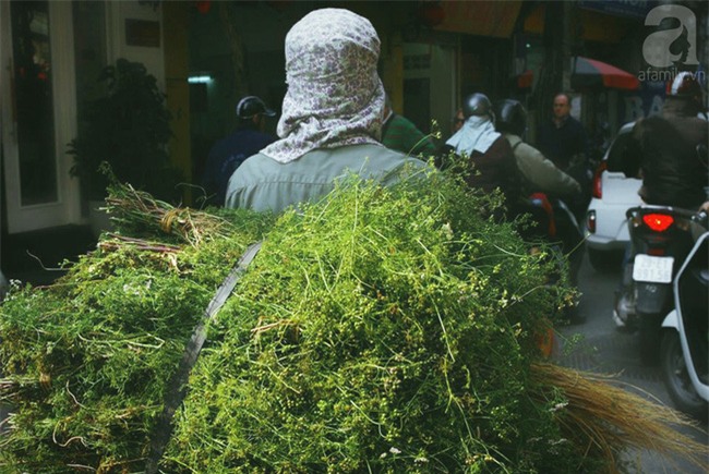 Tắm lá mùi - nghi thức trịnh trọng trong ngày cuối năm - Ảnh 2.