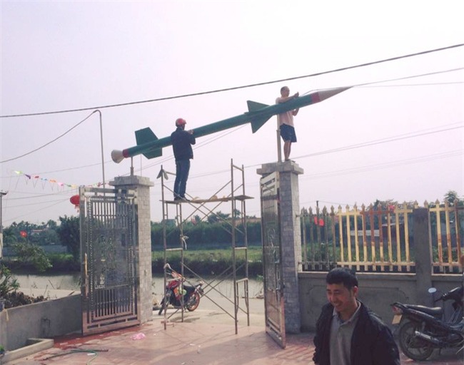 Hải Phòng: Xôn xao hình ảnh chủ nhà trang trí cổng đón Tết bằng mô hình tên lửa - Ảnh 1.