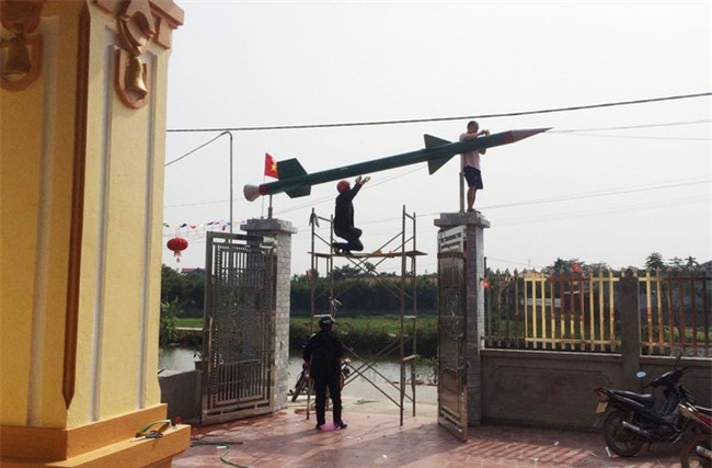 Hải Phòng: Xôn xao hình ảnh chủ nhà trang trí cổng đón Tết bằng mô hình tên lửa - Ảnh 2.
